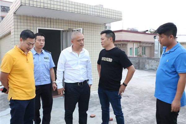 光明区马田街道办姚舜同志率队到新庄社区调研检查高风险整治工作推进