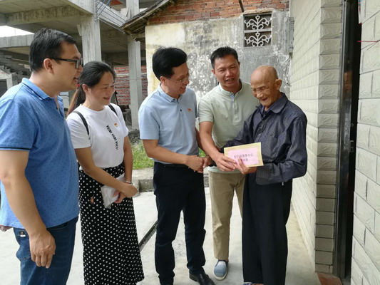 市行政服务中心机关党支部到英德市东华镇重新村慰问贫困老党员活动