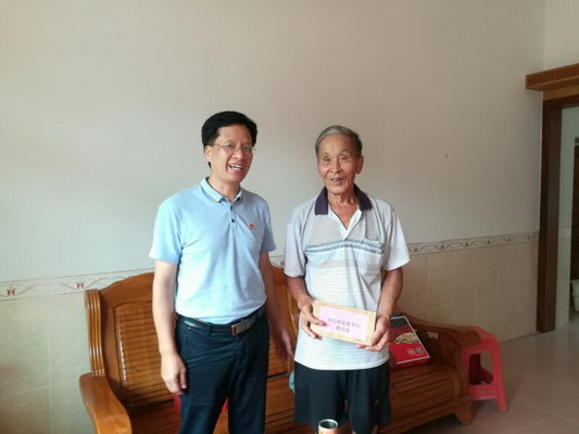 市行政服务中心机关党支部到英德市东华镇重新村慰问贫困老党员活动