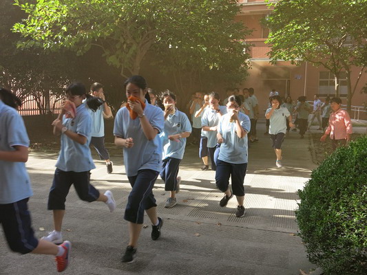 嘉兴一中组织新高一学生举行消防安全演练