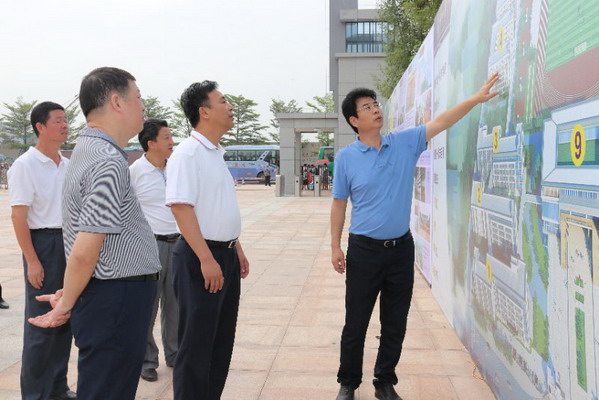 市委常委常务副市长胡建斌一行到惠州中学检查开学工作