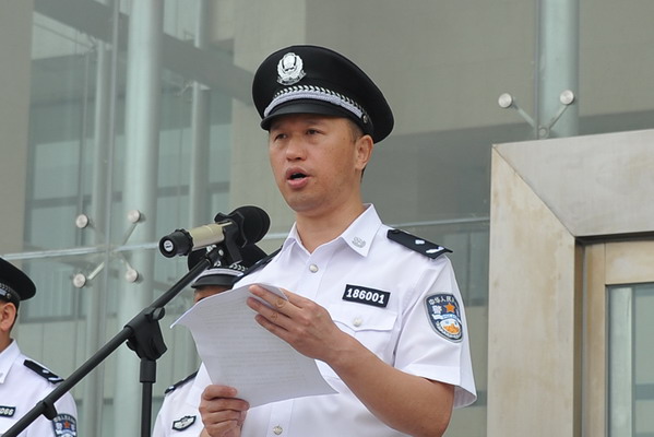 陈洪杰局长强调,今天,我们代表全市公安干警向全市人民群众作出了庄严