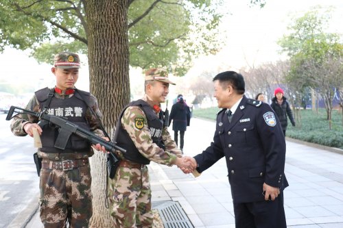 周祥会同志率特警支队联勤办慰问全市公安武警联勤武装巡逻工作