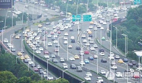 拐弯撞到人怎么赔偿？